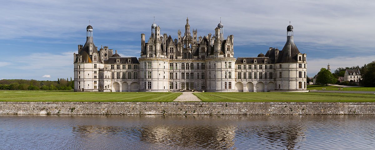 1200px-Chambord_Castle_Northwest_facade